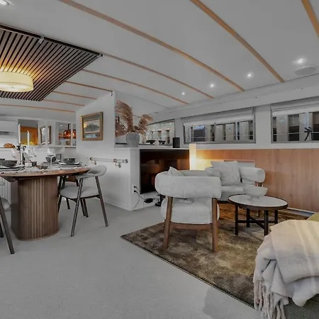 ספינת מלון One-of-a-kind Arctic Experience Aboard Boat Grosso טרומסה