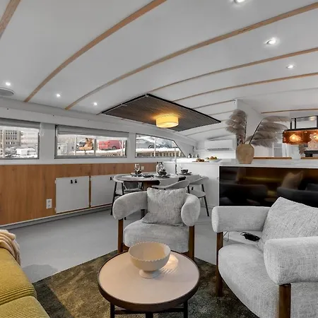 ספינת מלון One-of-a-kind Arctic Experience Aboard Boat Grosso *