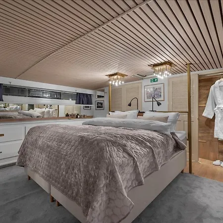 ספינת מלון One-of-a-kind Arctic Experience Aboard Boat Grosso *