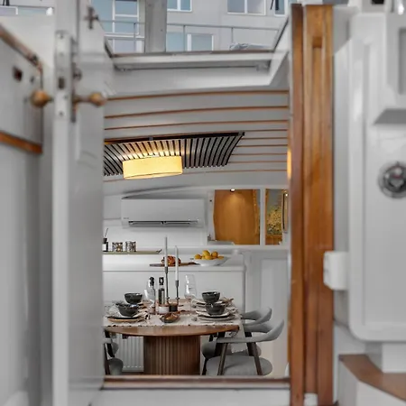 ספינת מלון One-of-a-kind Arctic Experience Aboard Boat Grosso טרומסה