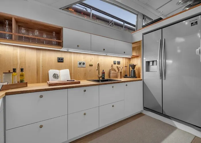 Båthotell One-of-a-kind Arctic Experience Aboard Boat Grosso